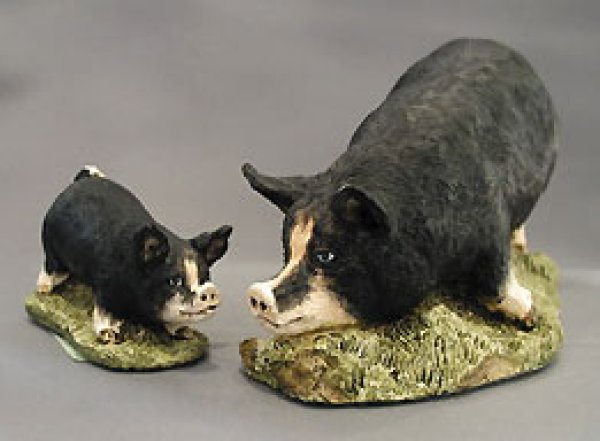 画像1: バークシャーピッグ（黒豚）の置物-2-仔ブタ (1)